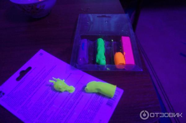 флуоресцентный пластилин светится в темноте или нет