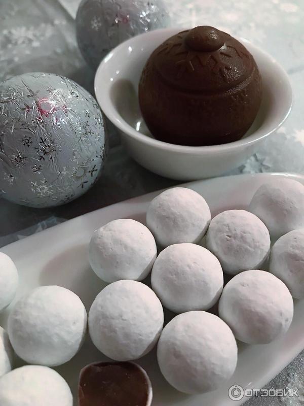 Шар с маршмеллоу. Шоколадные шарики Milka Snowballs. Шоко бомбочки с маршмеллоу. Шоколадные шары с маршмеллоу. Шоколадные бомбочки новогодние шары.