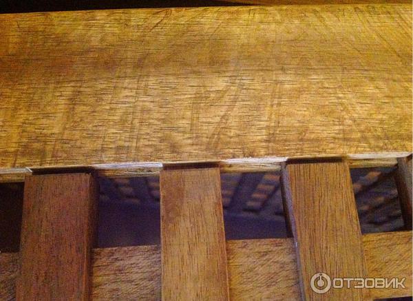 Фото вблизи. Коробление древесины дугой. Расхождение направляющей и решётки у стол-сундук Икеа Хол.