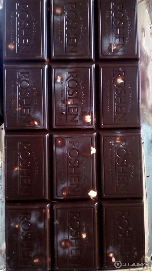 Недорогой шоколад. Roshen шоколад whole Hazelnuts. Черный шоколад. Черная шоколадка. Дешевый шоколад.